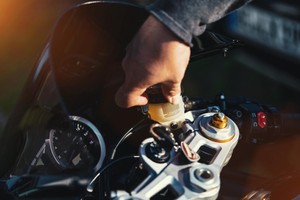 機車煞車油多久換一次？怎麼選？專業機車行告訴你