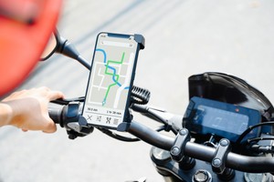 機車手機架違法嗎？最新法規與實際罰則一次看