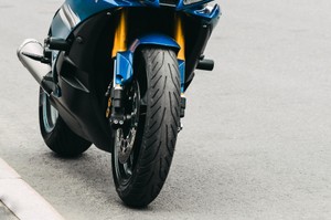 YAMAHA R1價錢多少？專業機車行實說值不值得買！