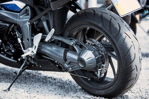 機車換輪胎價錢怎麼算？專業機車行解析合理行情