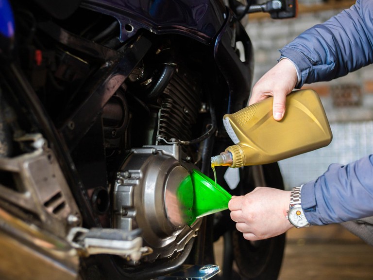 機油顏色代表什麼？變黑正常嗎？不同顏色與狀況解析