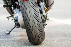 機車胎紋怎麼看？標準深度、磨損判斷與更換時機解析